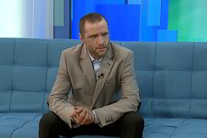 Įpykęs vyras santykius su žmonos meilužiais aiškinosi kumščiais