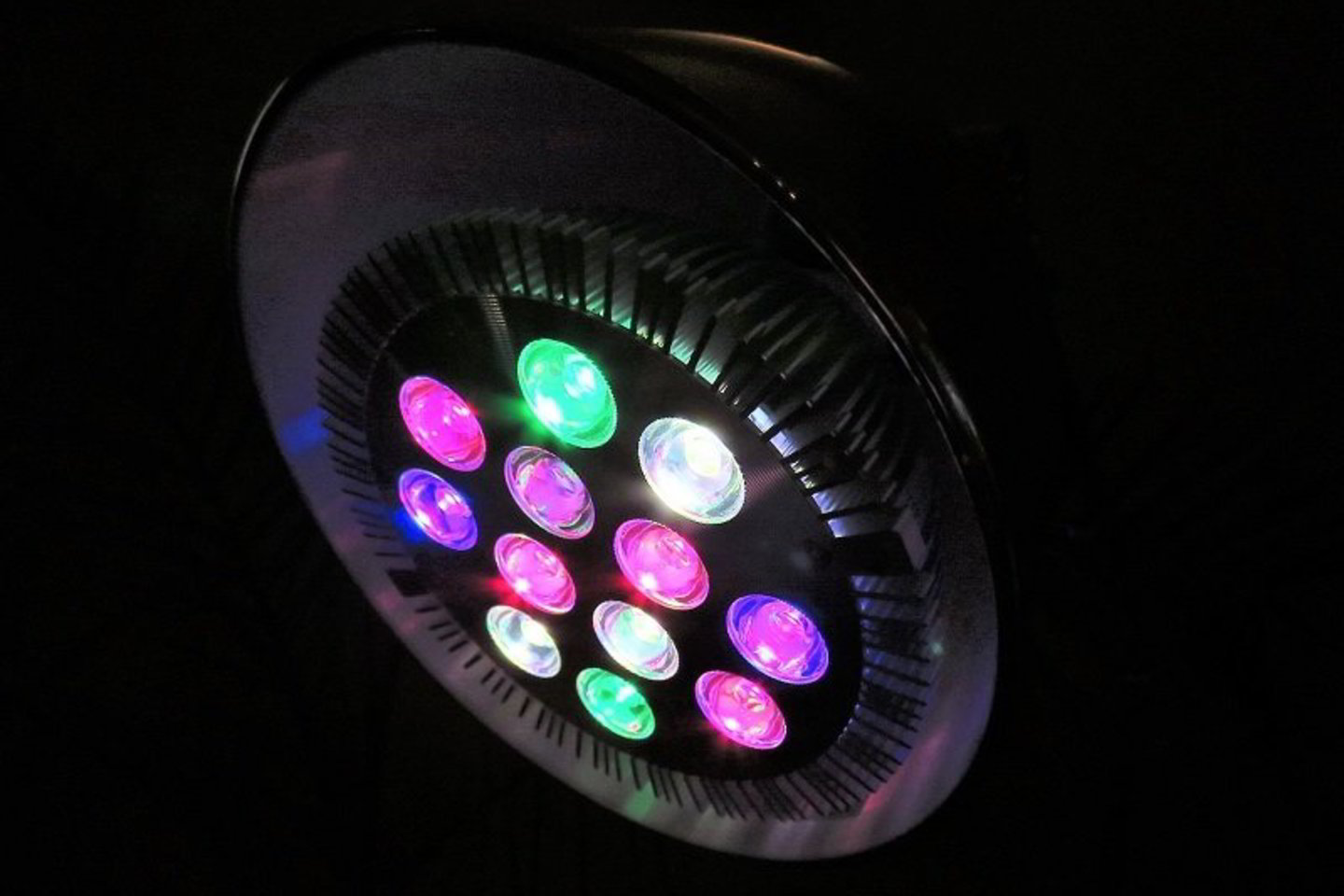  LED augalų lempos, turinčios daug spalvotų diodų, atrodo išties žaismingai.<br> R.Laurinavičienės nuotr.
