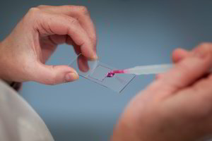 Vyras mokėjo alimentus tariamam sūnui, kol tiesą atskleidė DNR tyrimas 