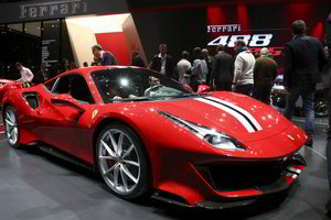 „Ferrari“ Ženevoje pristatė galios užtaisą „488 Pista“