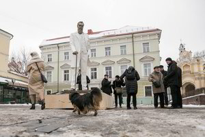 Daktaras Jonas Basanavičius išbandė, ar patogu stovėti prie filharmonijos