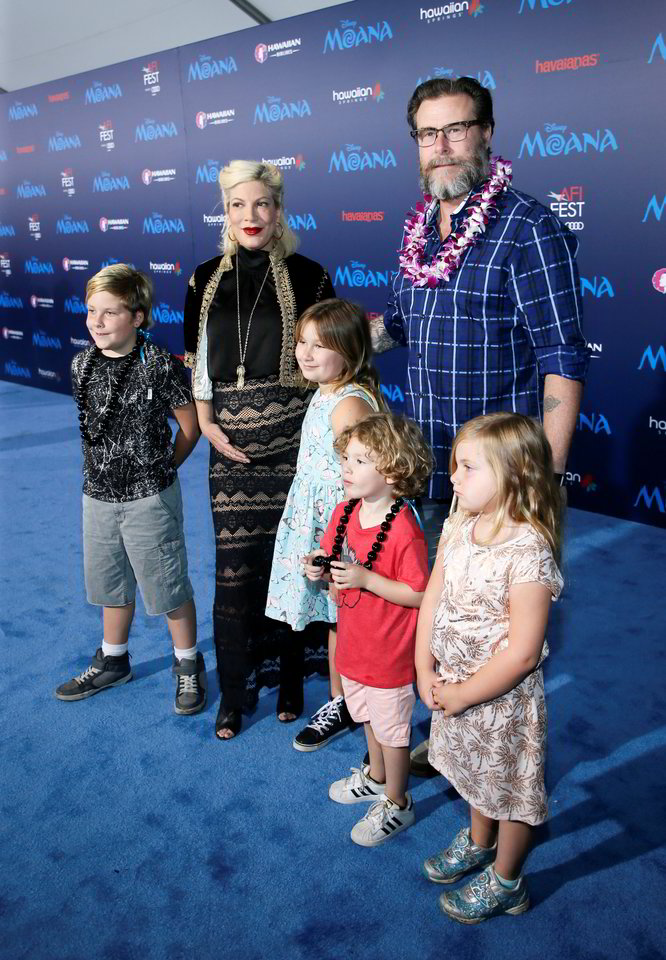  Aktorė Tori Spelling su šeima.<br> Scanpix nuotr.