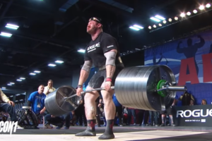 Sunkiaatlečio pasirodymas privertė aiktelėti: keliant štangą pasipylė kraujas