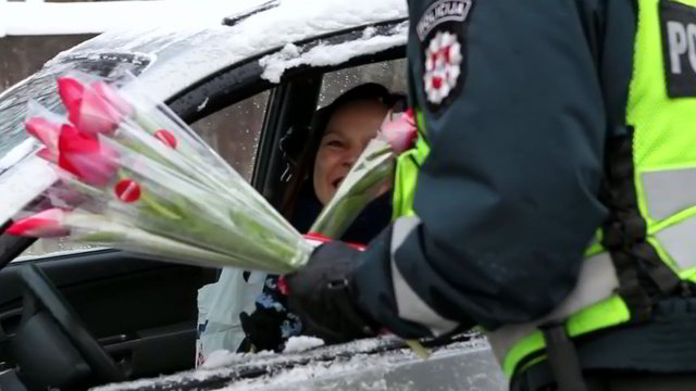 Vilniaus pareigūnai nustebino vairuotojas – visą rytą dovanojo gėles