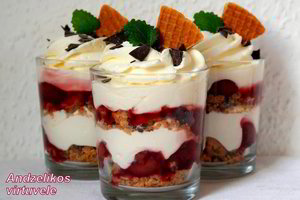 Jei tingisi kepti tortus – lengvai pagaminamas maskarponės, sausainių ir vyšnių desertas