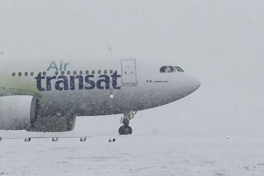 JAV rytinę pakrantę vėl užgriuvo pūga – dėl sniego atšaukti skrydžiai 