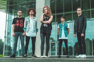 Pamatykite: atlikėja Otreya naujame klipe prabilo apie smurto problemą