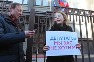 Kandidatė į Rusijos prezidentus Ksenija Sobčiak protestavo prie Valstybės Dūmos