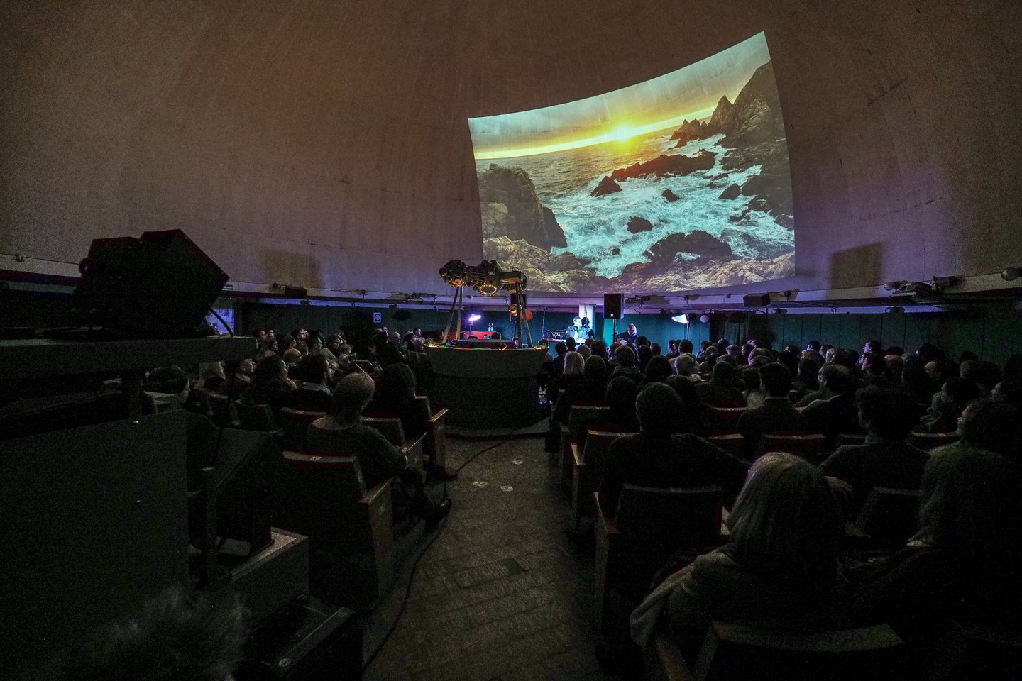 Dainininkas ir kompozitorius Andrius Kulikauskas šį vakarą savo kūrybos gerbėjams surengė koncertą Vilniaus planetariume.<br>V.Ščiavinsko nuotr.