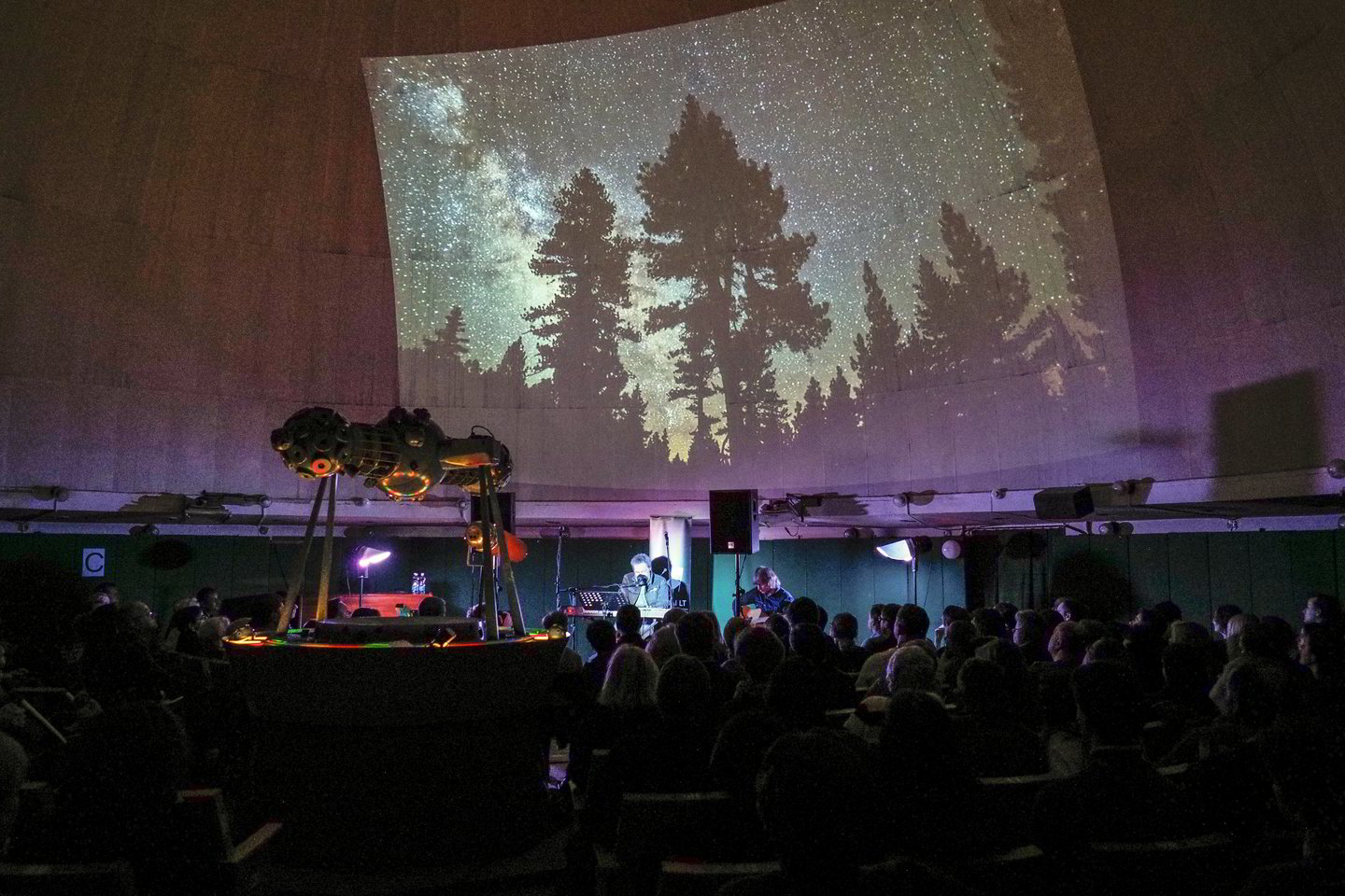 Dainininkas ir kompozitorius Andrius Kulikauskas šį vakarą savo kūrybos gerbėjams surengė koncertą Vilniaus planetariume.<br>V.Ščiavinsko nuotr.