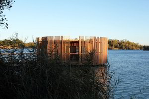 Architektai ežero pakrantėje prisėjo paprastų, bet žavių namukų