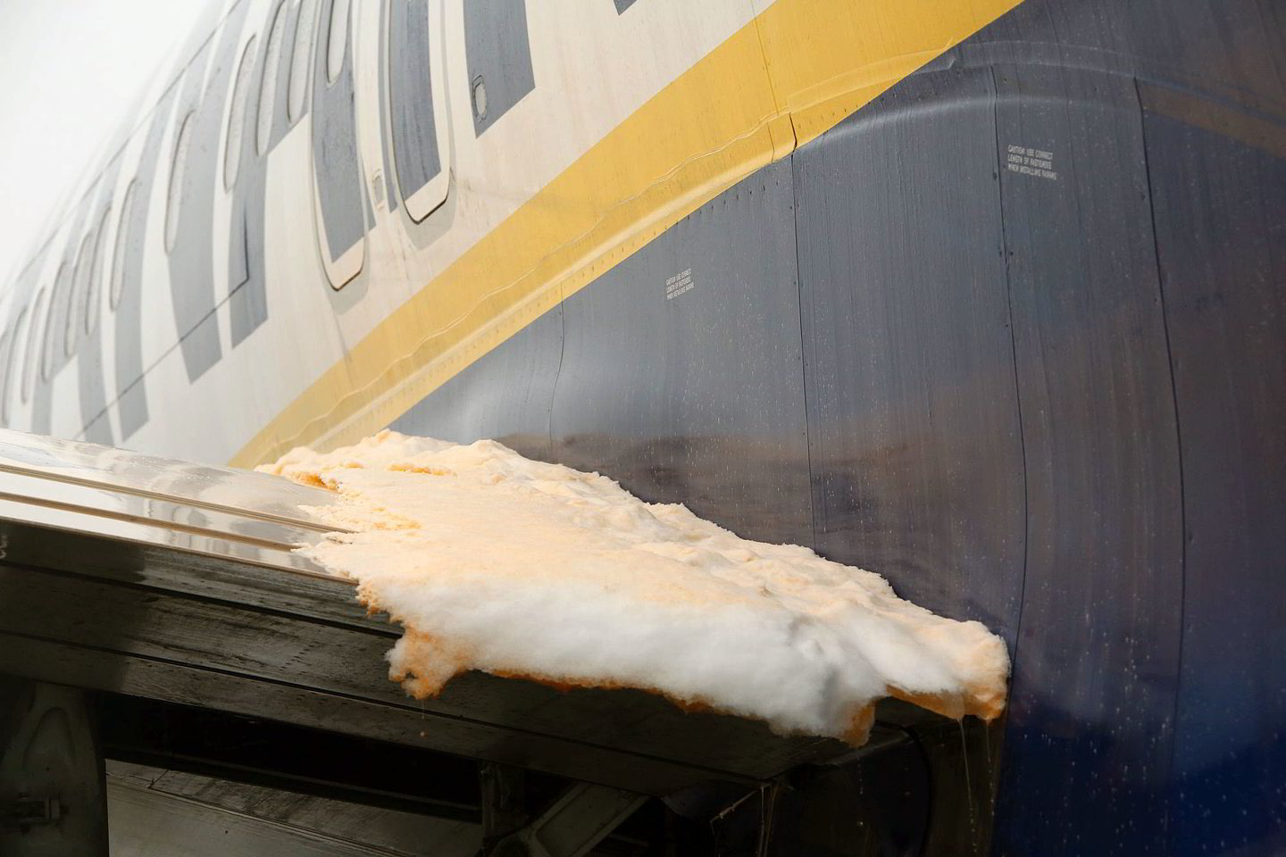  Lėktuvo nuledimo procedūra itin svarbi šaltuoju metų laiku.<br> M.Patašiaus nuotr.
