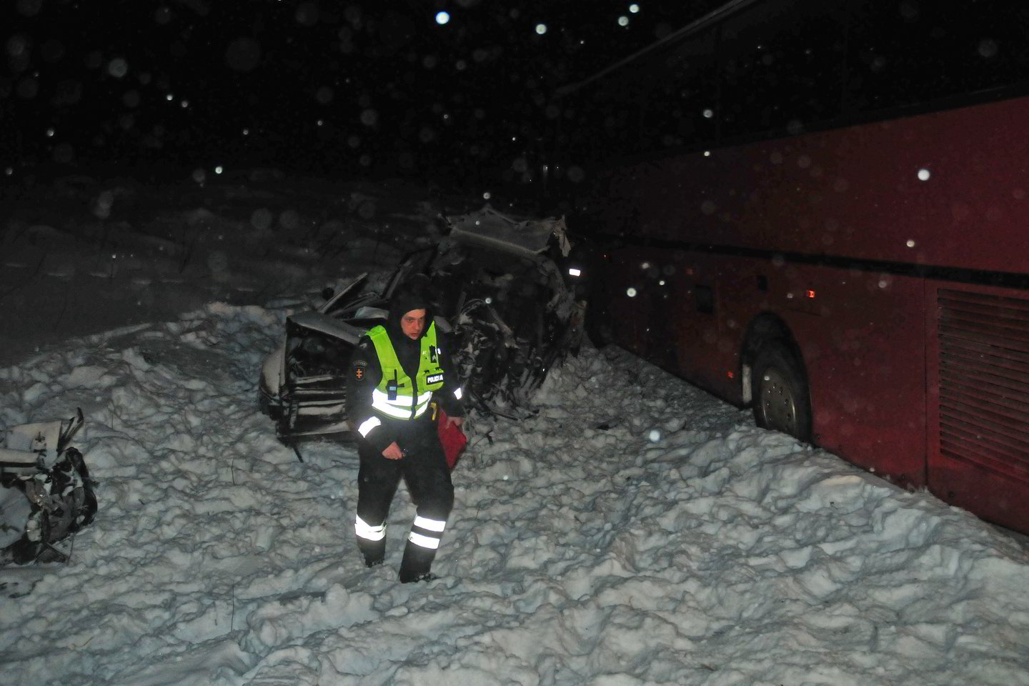 Trečiadienį Vilniaus rajone susidūrus autobusui ir lengvajam automobiliui žuvo dvi moterys.<br>A.Vaitkevičiaus nuotr.
