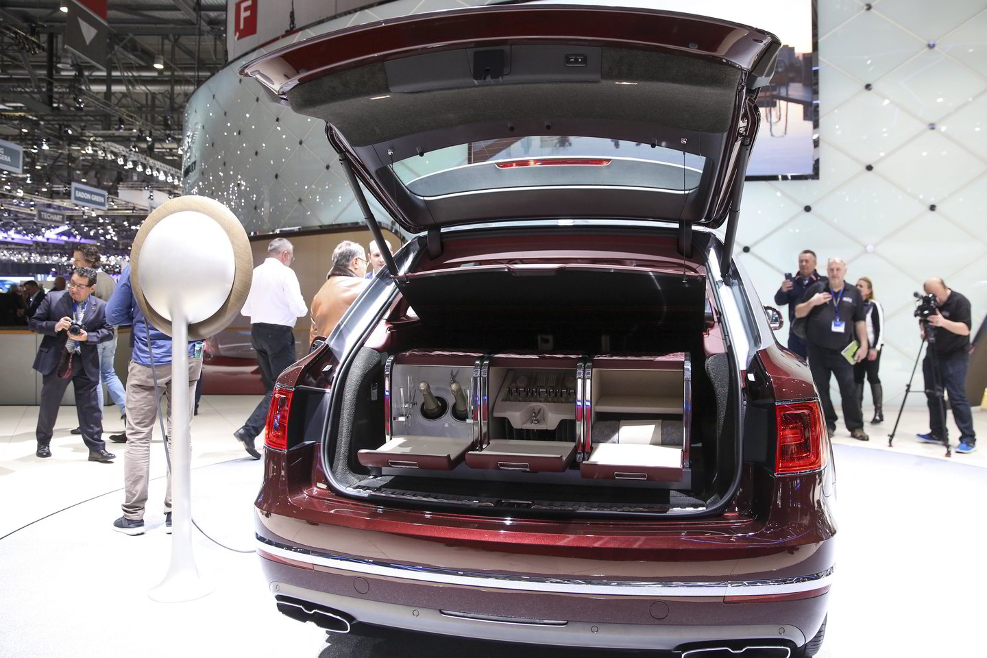 Hibridinis „Bentley Bentayga“ visureigis iki 50 kilometrų gali nuvažiuoti vien elektra.