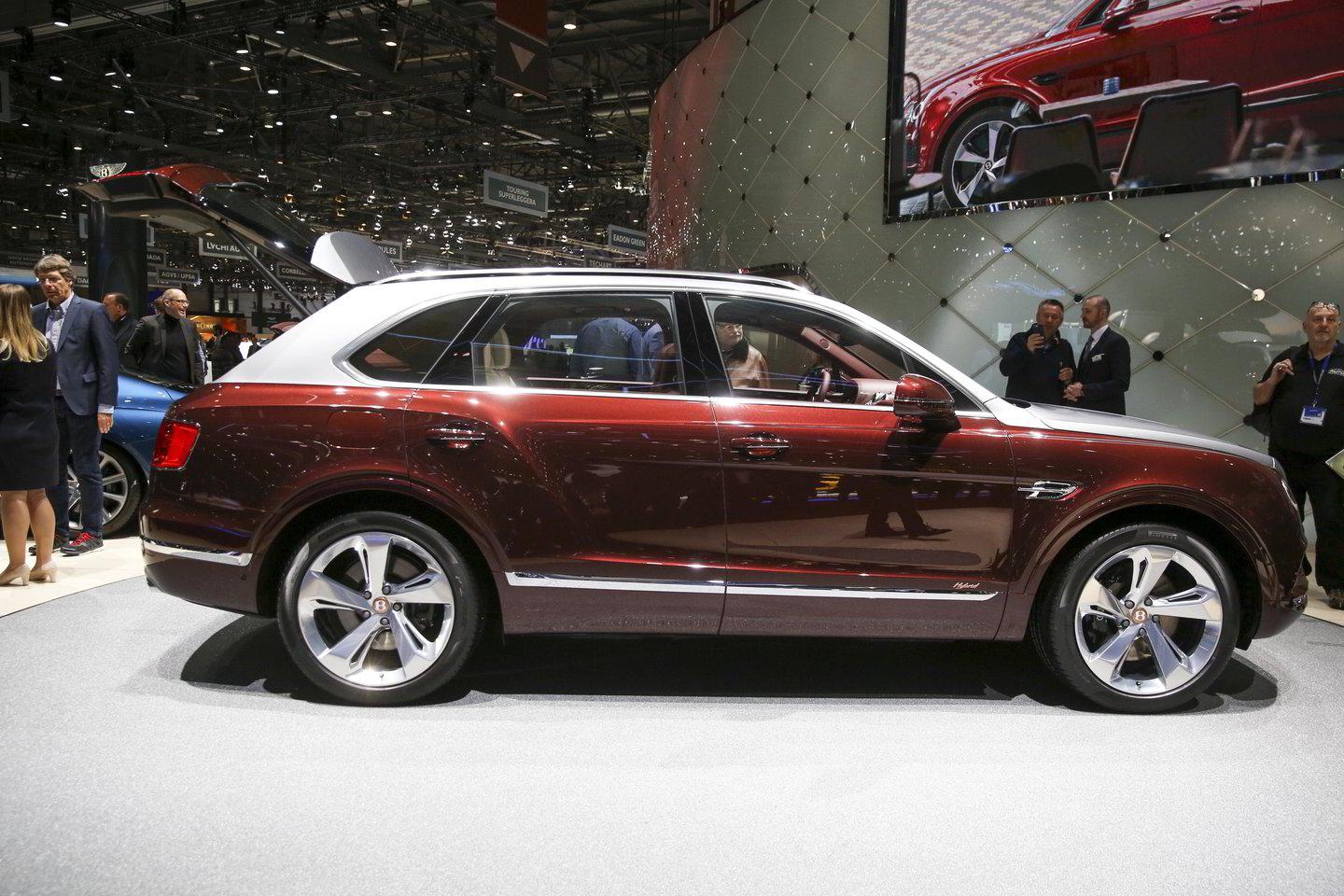 Hibridinis „Bentley Bentayga“ visureigis iki 50 kilometrų gali nuvažiuoti vien elektra.<br> T.Bauro nuotr.