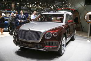 Ženevoje „Bentley“ pristatė hibridinę „Bentayga“ versiją