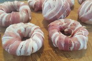 Faršu įdaryti svogūnai su šonine. Receptas tikriems gurmanams