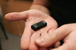 Slapto įrašymo įranga – net moters rankinėje 