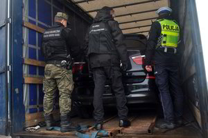 Lietuvis įkliuvo lenkams: paslėpęs vilkike gabeno 2 vogtus BMW