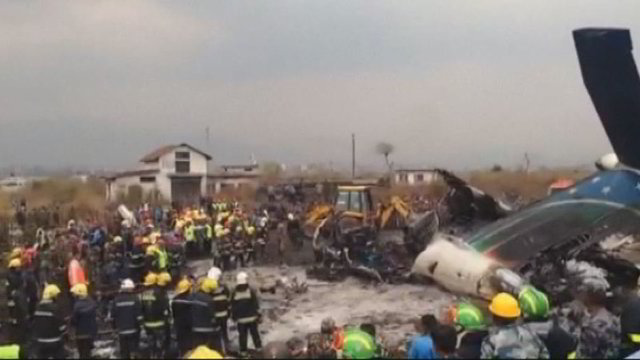 Vaizdai iš įvykio vietos: Nepalo sostinėje leisdamasis sudužo lėktuvas