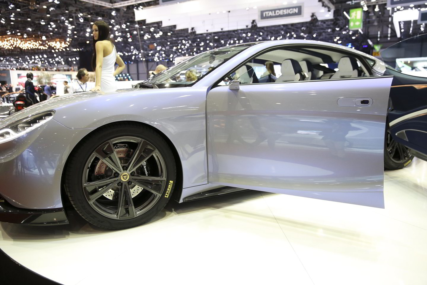 Automobilio „LVCHI Venere“ kaina turėtų siekti apie pusę milijono eurų.<br> T.Bauro nuotr.