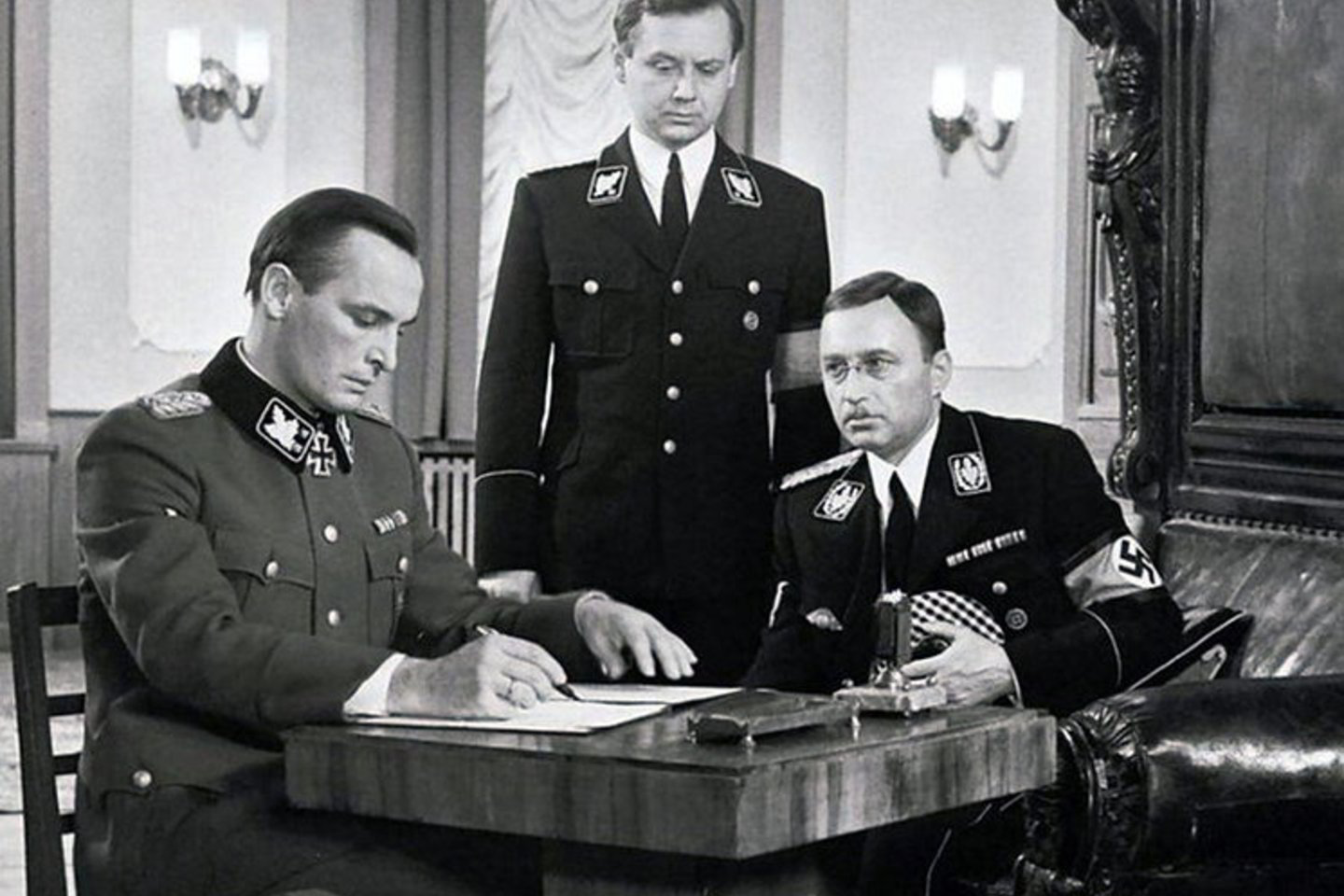 Kadras iš filmo „Septyniolika pavasario akimirkų“.