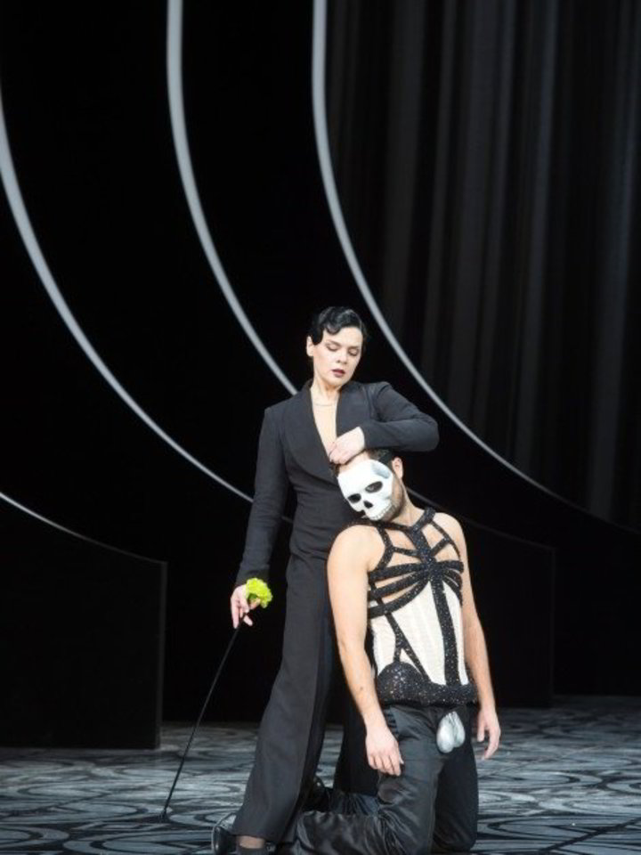  „Septynių skraisčių šokis“ Berlyno spektaklyje virsta sadomazochistiniu ritualu.<br> Berlyno valstybinės operos nuotr.