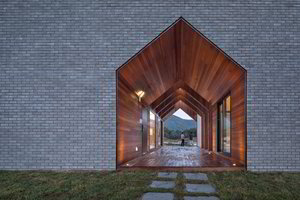 144 kv. metrų šeimos name daugiausia dėmesio – neįprastai pakraigei