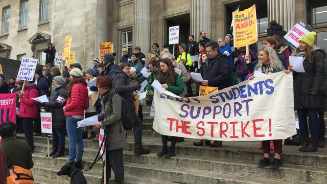 Jungtinėje Karalystėje studentai – be paskaitų: dėstytojai streikuoja