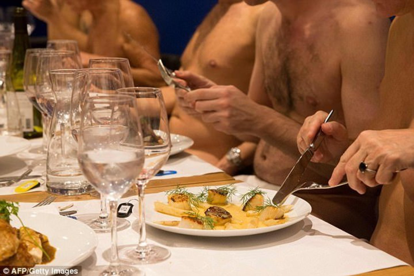  2017 m. Paryžiuje atidarytas pirmasis nudistų restoranas „O'Naturel“. 