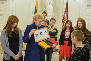 Lietuvos vėliava iš Prezidentės rankų – už neįgaliųjų kūrybingumą