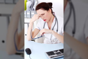 Senolę slaugiusią anūkę įžeidė seselės žodžiai: „Ar medikai gali taip kalbėti?“