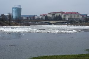 Smarkiai patvinusi Neris sostinėje užliejo pievas, hidrologas prakalbo apie grėsmę