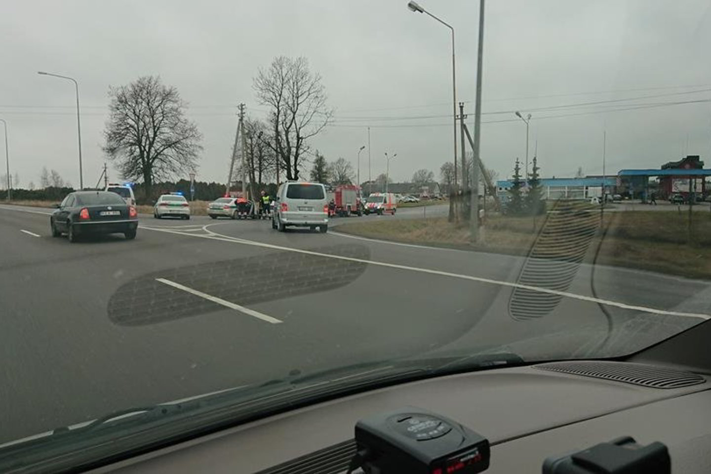  Girto vairuotojo automobilis atsitrenkė į medį.<br> „Facebook“ („Kur stovi policija Kaune“) nuotr. 