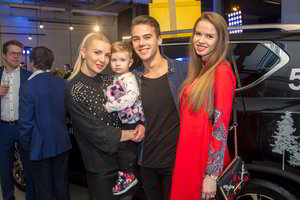 Besiskirianti Monika Šedžiuvienė su scenos partneriu domėjosi vestuvinėmis suknelėmis