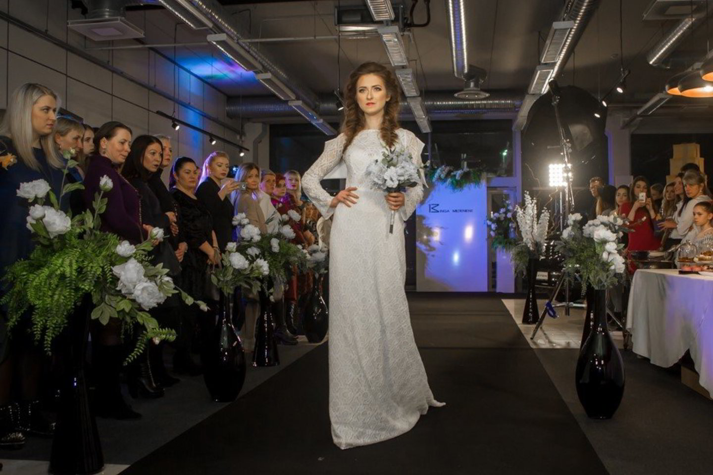  Kviestinei publikai ir žiniasklaidai sostinės autosalone buvo pristatytas prabangus visureigis ir autorinė vestuvinių suknelių kolekcija.<br> Renginių organizatorių nuotr. 
