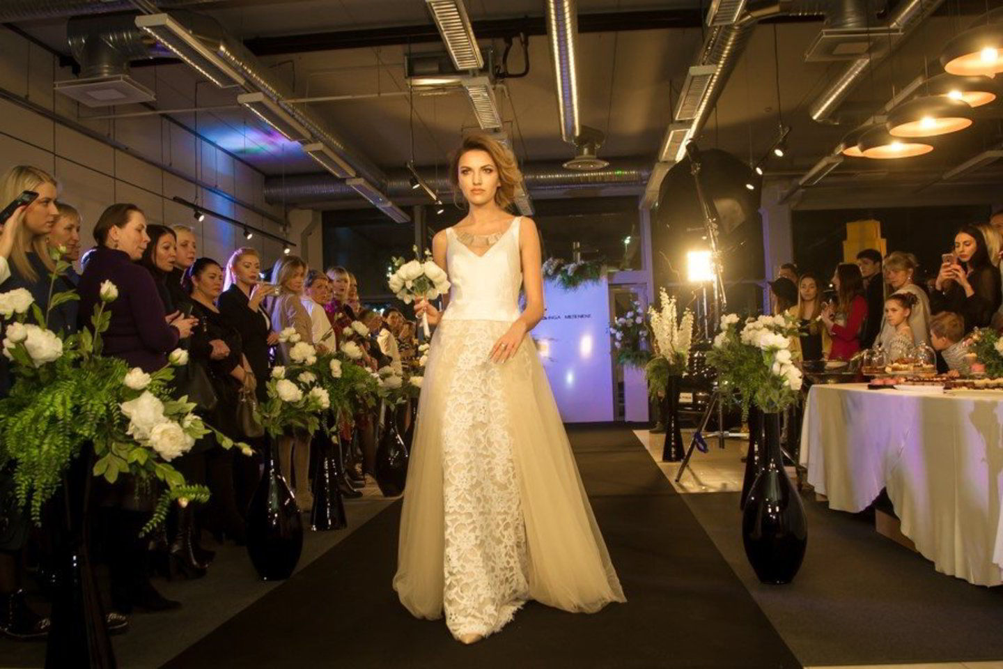  Kviestinei publikai ir žiniasklaidai sostinės autosalone buvo pristatytas prabangus visureigis ir autorinė vestuvinių suknelių kolekcija.<br> Renginių organizatorių nuotr. 