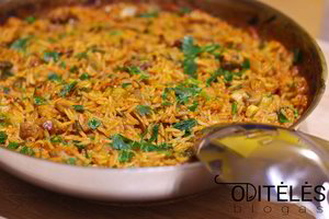 Ryžių troškinys su daržovėmis ir paukštiena – sotus, gardus ir paprastas