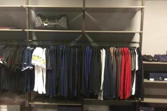 Policijai ir vėl įkliuvo neteisėtą prekybą drabužiais vykdęs vyras