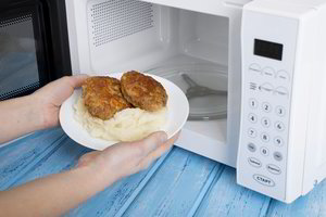 Ar saugu šildyti maistą mikrobangų krosnelėje?