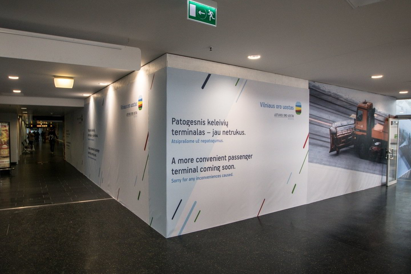 Keleiviams lengviau susigaudyti naujovėse padės visame oro uoste išdėstytos informacinės nuorodos.<br> M.Mažono nuotr.