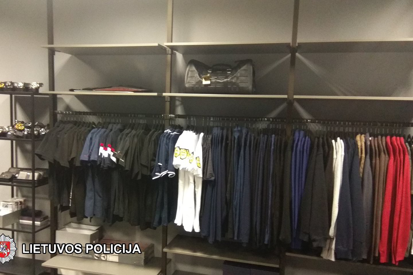 Policijos akiratyje vėl atsidūrė vyras, prekiavęs prabangių drabužių padirbiniais.<br> Lietuvos policijos nuotr.