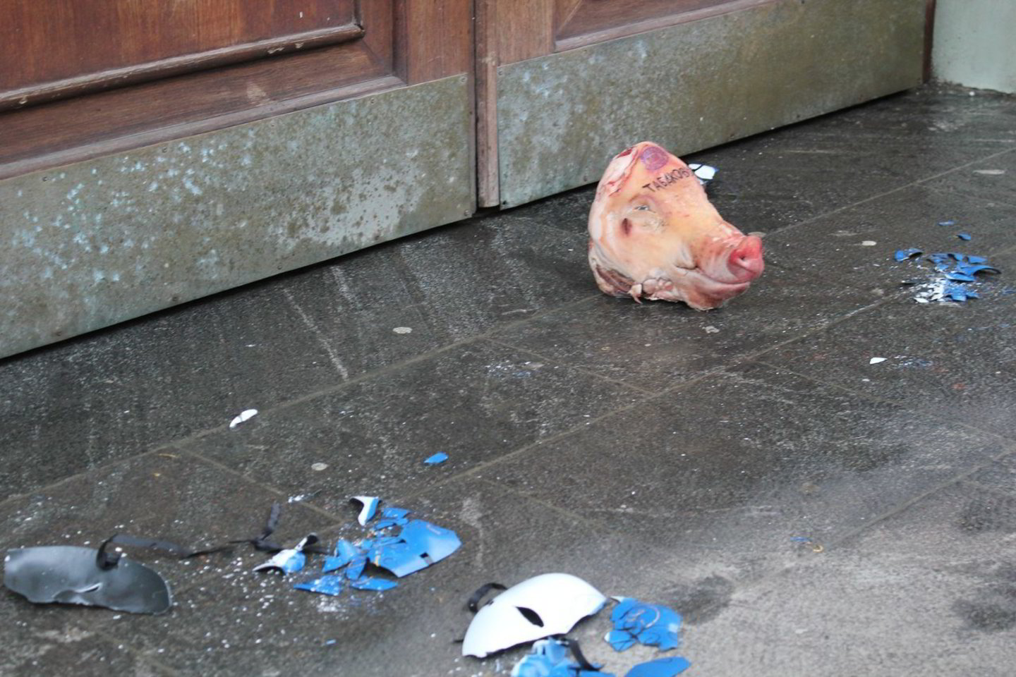 Stačiatikių aktyvistai, protestuodami prieš O.Tabakovo vadovaujamo Maskvos A.Čechovo dailės teatro spektaklį „Idealus vyras“, prie teatro durų padėjo kiaulės galvą.