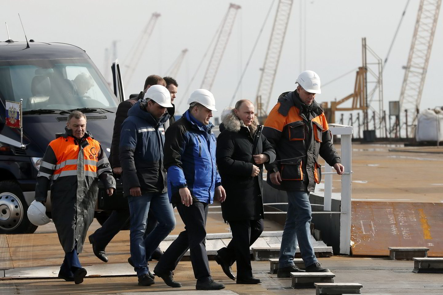 V.Putinas apsilankė ant Kerčės tilto, kuris sujungia Krymą ir Rusiją. <br> Reuters/Scanpix nuotr.