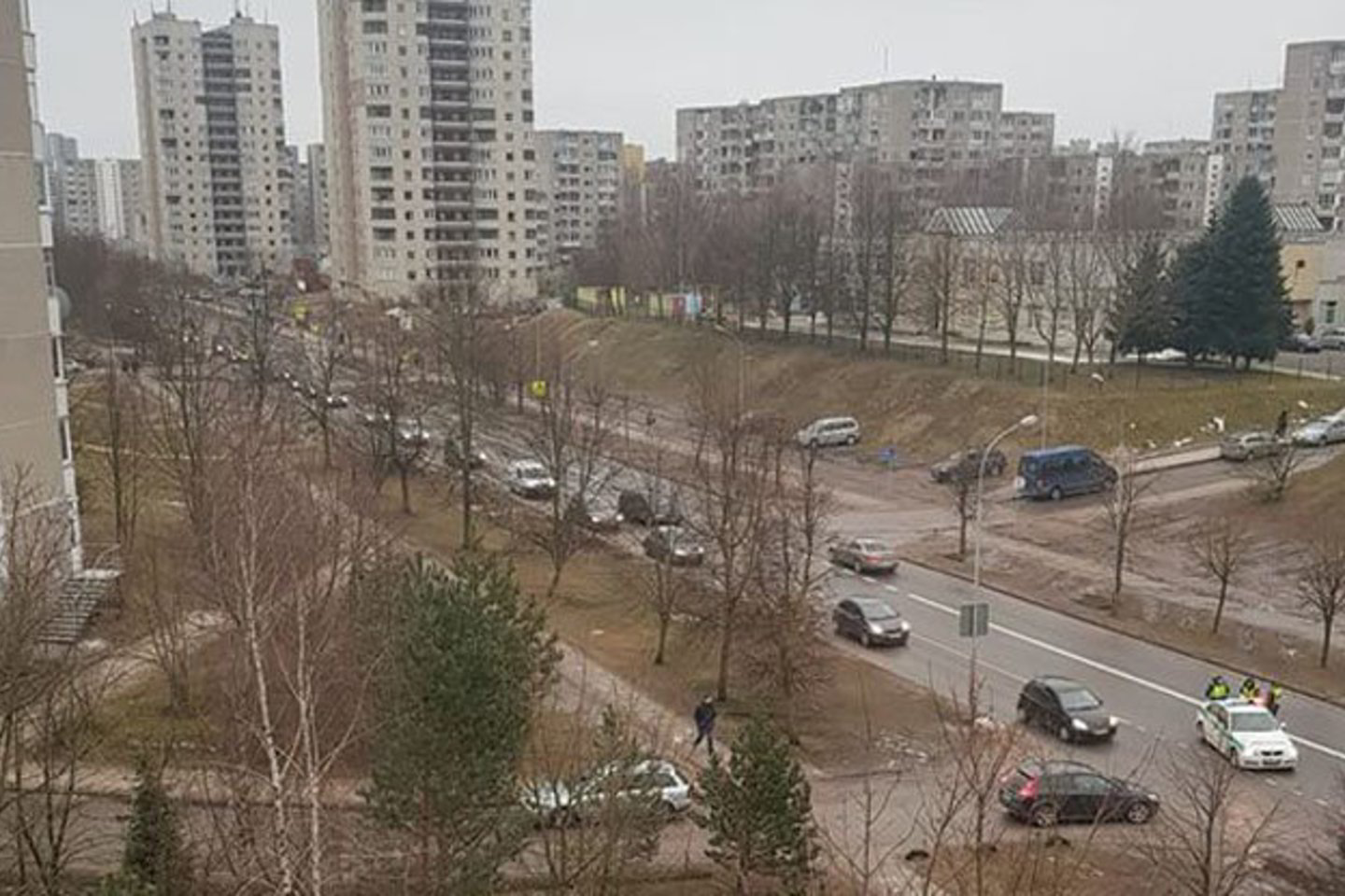 Vaiko gelbėti skubėjusių policininkų automobilis Vilniuje susidūrė su „Ford“.