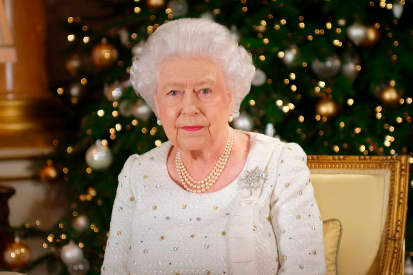  Karalienė su mokslininku susipažino 2014 metais per vieną labdaros renginį Šv. Džeimso rūmuose Londone.<br> AFP/Scanpix nuotr.