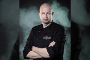 Žinomo žurnalisto bendrapavardis tūkstančius gerbėjų patraukė ypatingais kepsniais