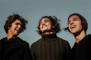 Išgirskite: naują dainą pristatantys latviai „Carnival Youth“ surengs koncertus Lietuvoje