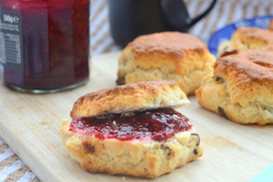 Britų virtuvės pasididžiavimas – bandelės, kurias lengvai iškeps ir vaikai