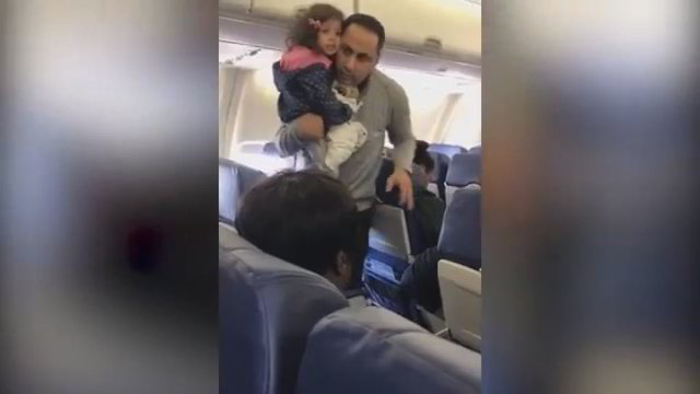 Tėvas su mažamete dukra išvaryti iš lėktuvo dėl neįtikėtinos priežasties